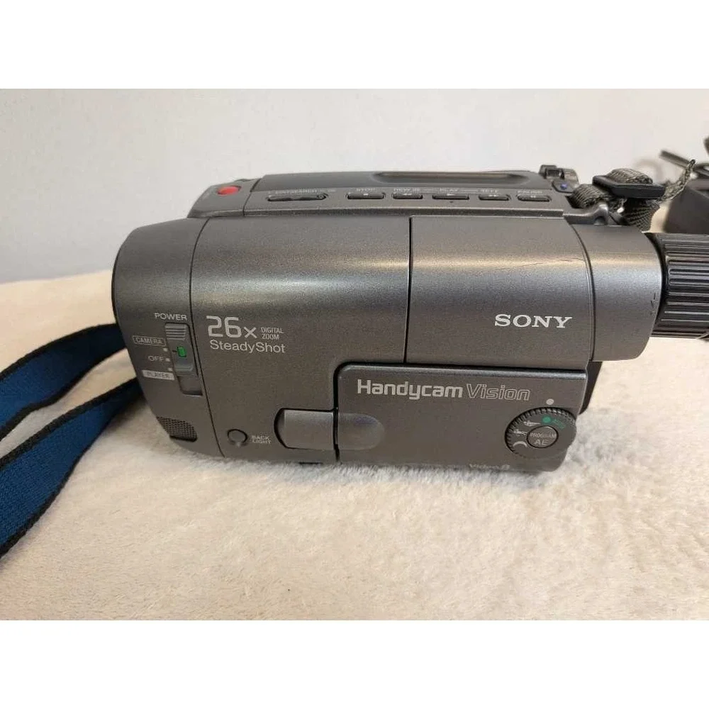 Sony Handycam CCD-TRV22 Video 8 Camcorder 26x Zoom SteadyShot w AC Adapter